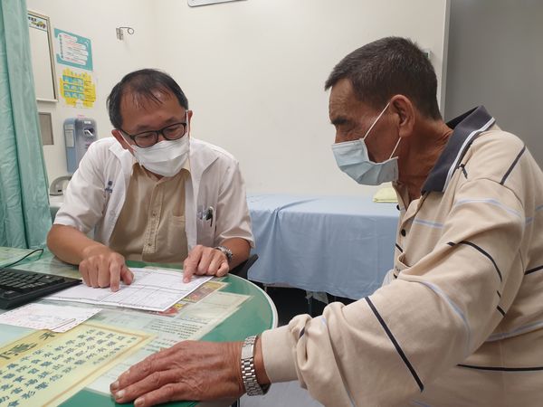 ▲▼肝臟移植病人術後回診，由林俊昌醫師(左)評估術後情況與調用藥。（圖／馬偕醫院提供）