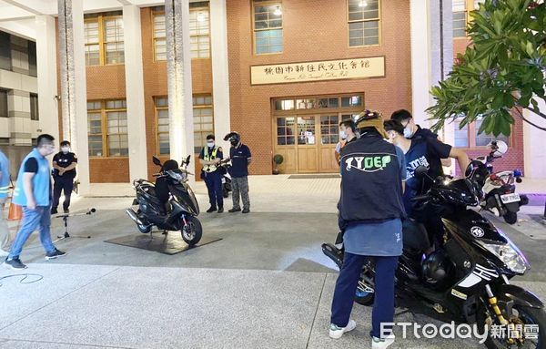 ▲▲桃園警分局27日下午配合市府環保局與監理站辦理改裝汽機車噪音取締勤務。（圖／記者沈繼昌翻攝）