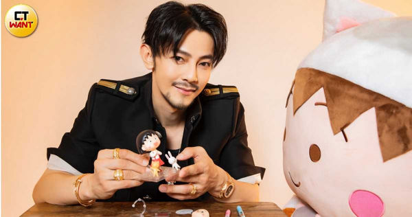 汪東城認為可以換臉的公仔玩具和櫻桃子老師非常像，兩者都可愛又有豐富的表情變化。（圖／莊立人攝）