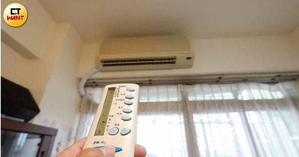 最近高溫炎熱酷暑難耐，租屋族開冷氣前多先考量房東配備的冷氣是否耗電，不如再找尋租屋時把冷氣型號規格一併考量，就不會擔心電費高漲捨不得吹冷氣。（圖／周志龍攝）