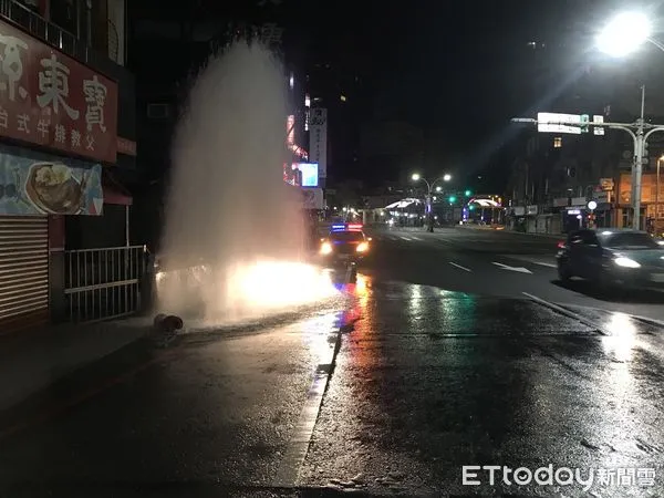 ▲▼新北淡水計程車撞斷消防栓。（圖／記者戴上容翻攝）