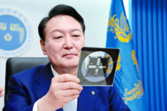▲▼南韓總統尹錫悅6月7日在國務會議上拿著半導體光罩。（圖／南韓總統辦公室）