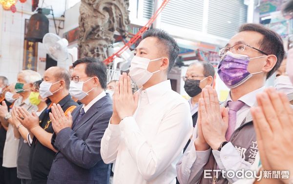 ▲桃園市長鄭文燦與市長參選人林智堅等人今（29）日上午到龍潭區龍元宮參香祭拜。（圖／記者沈繼昌翻攝）