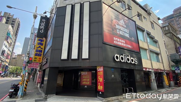 ▲▼位於板橋中山路上的「摩曼頓府中三店」，近期傳出即將歇業。（圖／記者賴志昶攝）