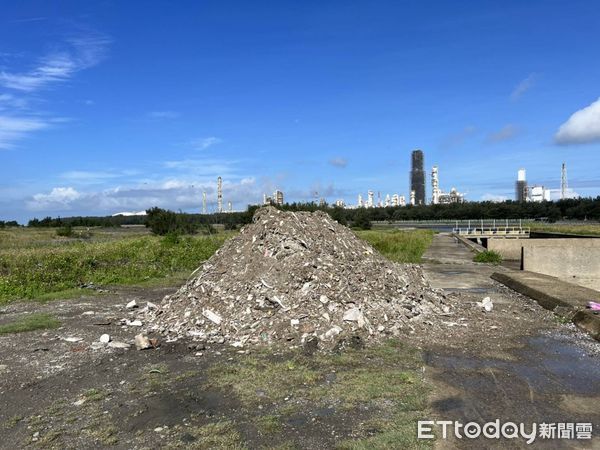 ▲雲林離島工業區麥寮後安海堤旁高灘地廣達30公傾，警方查獲該處遭傾倒約6車次廢土，全案移送雲林地檢署偵辦在案。（圖／記者蔡佩旻翻攝）