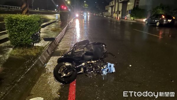 ▲▼新北樹林雙載機車與小貨車碰撞2死。（圖／記者陳雕文翻攝）