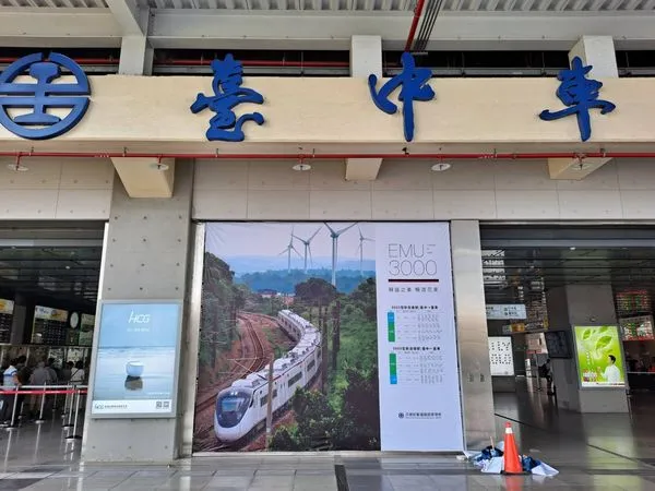 ▲▼台鐵用EMU3000型新美學城際列車廣告將故障鐵門擋住。（圖／翻攝臉書粉絲團零號出口 Exit No.0 ）