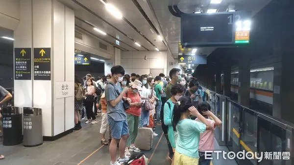 ▲▼高鐵南港道岔異常，列車出現延誤，有旅客等40分鐘車還沒來。（圖／記者李姿慧翻攝）