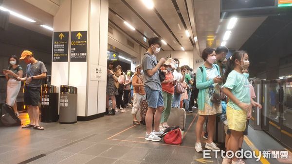 ▲▼高鐵南港道岔異常，列車出現延誤，有旅客等40分鐘車還沒來。（圖／記者李姿慧翻攝）