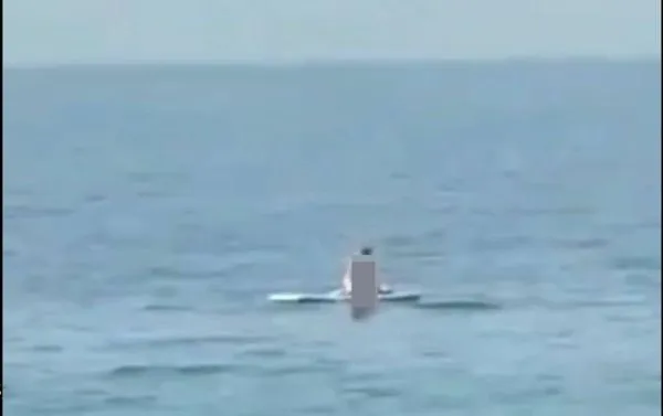 ▲有人po網在墾丁白砂拍到有人海面SUP立槳上演「活春宮」，警方將追查            。（圖／警方提供，下同）