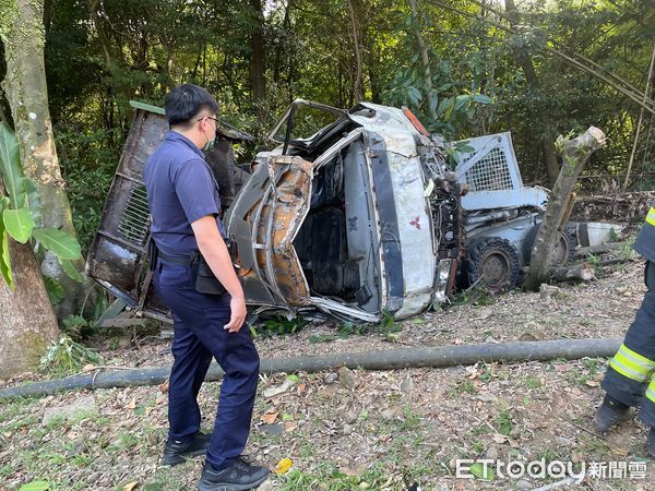 ▲▼汐止一台載著小山貓的大貨車，翻覆邊坡後由警消救出駕駛送醫。（圖／記者邱中岳翻攝）