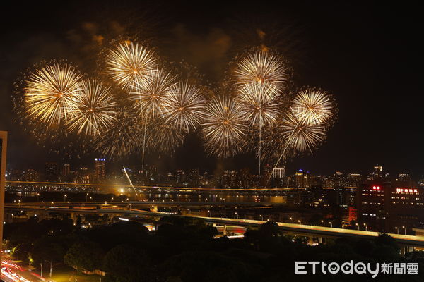 ▲▼2022大稻埕情人節「愛，一直都在」480秒煙火秀。（圖／記者湯興漢攝）