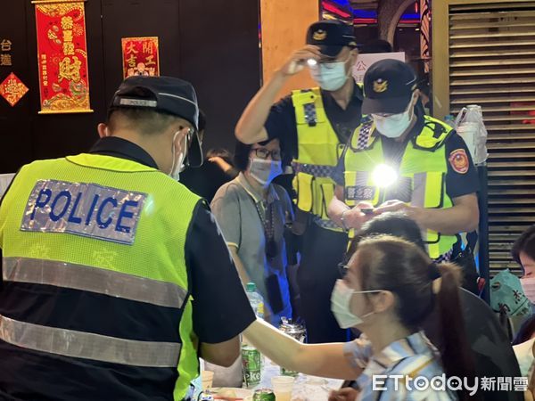 ▲台南市警局晚上執行警政署全國性擴大臨檢專案，全市16個分局同步強力執行，針對轄區治安熱點地區及大型休閒娛樂場所116處執行臨檢、路檢。（圖／記者林悅翻攝，下同）