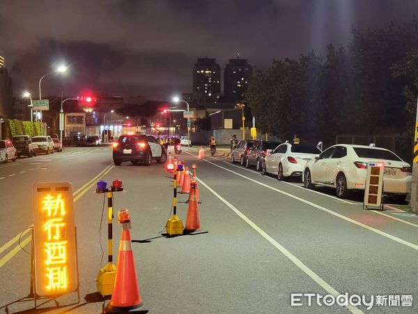 ▲台南市警局晚上執行警政署全國性擴大臨檢專案，全市16個分局同步強力執行，針對轄區治安熱點地區及大型休閒娛樂場所116處執行臨檢、路檢。（圖／記者林悅翻攝，下同）