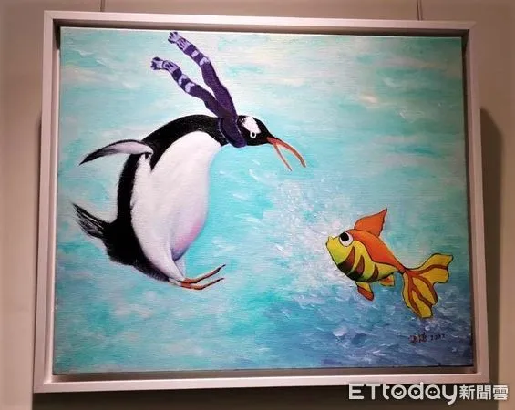 ▲張謙謙讓南極企鵝與熱帶小丑魚在畫中驚喜相見。（圖／記者張佩芬攝）