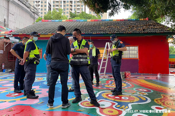 ▲▼彩虹眷村被潑漆「蓋掉原畫」！警逮14人　中市府怒告。（圖／翻攝台中好媽）