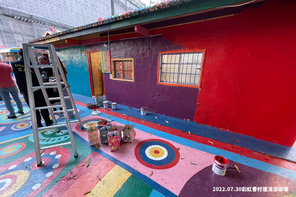 ▲▼彩虹眷村被潑漆「蓋掉原畫」！警逮14人　中市府怒告。（圖／翻攝台中好媽）