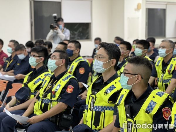 ▲台南市警局30日晚上配合警政署規劃全國性擴大臨檢專案，全市16個分局同步強力執行。（圖／記者林悅翻攝，下同）