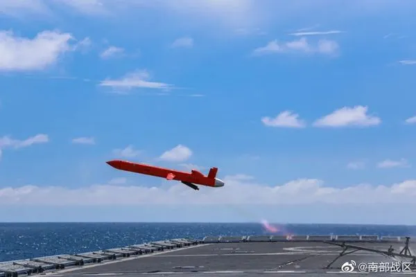 ▲▼ 南部戰區海軍某登陸艦支隊組織艦艇編隊開展海上實戰化訓練   2022.731央視         。（圖／翻攝 央視）