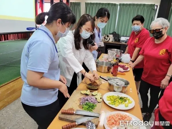 ▲▼  嘉義縣營養夏日特集！夏日海鮮酪梨火龍果盅上菜。（圖／嘉義縣政府提供）