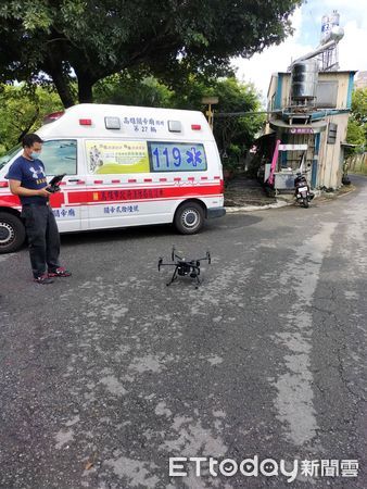 ▲▼高雄80歲失智婦疑爬鳳凰山一夜未歸 警消出動搜救犬、空拍機搜山。（圖／記者吳奕靖翻攝）