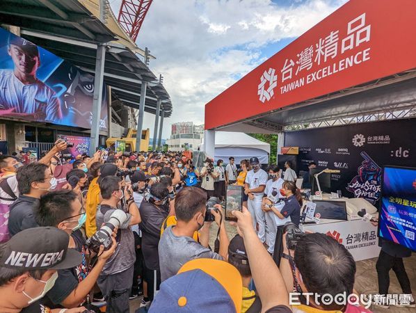 ▲明星賽球星及啦啦隊出席台灣精品攤位活動，吸引大批球迷同樂。（圖／貿協提供）