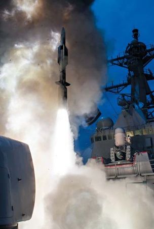 ▲▼美國海軍曾於2017年在夏威夷約翰·保羅·瓊斯號驅逐艦發射SM-6飛彈，成功攔截考艾島飛彈基地試射的中程飛彈。（圖／翻攝自美國海軍）