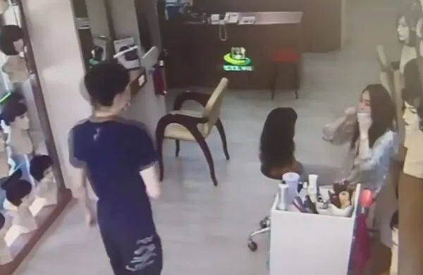 ▲假髮店老闆娘爆料麻吉弟弟精神恍惚走進店裡。（圖／翻攝自臉書社團「爆料公社」）