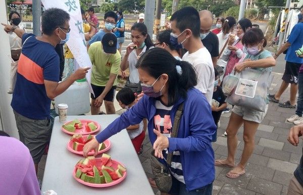 ▲桃園南崁百人吃瓜快閃做民調