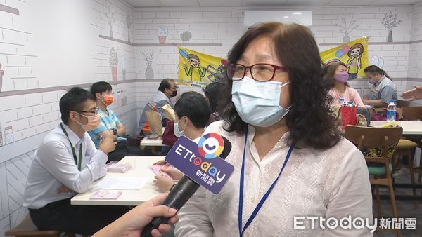 ▲這群高年級實習生，參加台北市就業服務處所舉辦的，促進銀髮族就業服務計畫，第一站就來到便利商店，實際觀摩演練，經過實地觀摩演練有興趣的人，立刻獲得面試機會▼             。（圖／記者鄭遠龍攝）