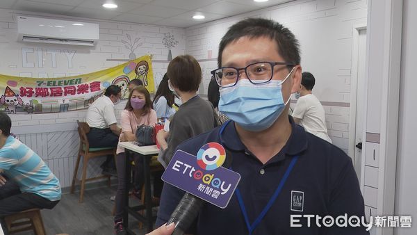 ▲這群高年級實習生，參加台北市就業服務處所舉辦的，促進銀髮族就業服務計畫，第一站就來到便利商店，實際觀摩演練，經過實地觀摩演練有興趣的人，立刻獲得面試機會▼             。（圖／記者鄭遠龍攝）