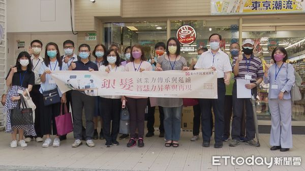 ▲這群高年級實習生，參加台北市就業服務處所舉辦的，促進銀髮族就業服務計畫，第一站就來到便利商店，實際觀摩演練，經過實地觀摩演練有興趣的人，立刻獲得面試機會▼             。（圖／記者鄭遠龍攝）