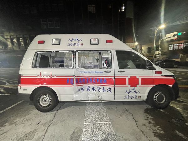 ▲▼淡水救護車趕現場遭撞，18歲騎士倒地受傷。（圖／記者游宗樺翻攝）