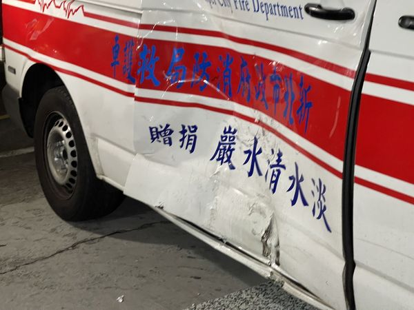 ▲▼淡水救護車趕現場遭撞，18歲騎士倒地受傷。（圖／記者游宗樺翻攝）