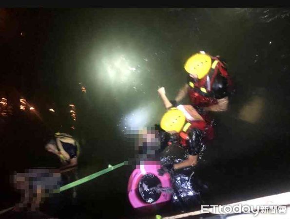 ▲林姓男子酒後跳下台南運河游泳溺水，消防救生人員下水搶救送醫。（圖／民眾提供，下同）