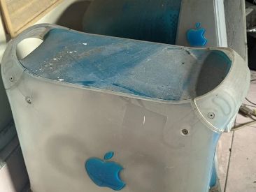 ▲網友打掃時意外發現23年前的超可愛蘋果電腦。（圖／翻攝自Dcard）