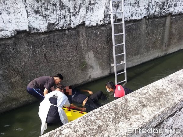 ▲▼屏東九如鄉玉水村玉水路巷弄車禍，騎士被撞飛墜大水溝骨折。（圖／記者陳崑福翻攝）