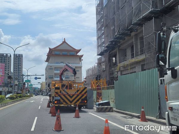 ▲台南市警二分局長樂所員警，發現湖美地區之交通號誌有停電無運作情形，經查係變電桶遭撞壞致號誌不亮，警方馬上派員現場指揮，並通報台電搶修。（圖／記者林悅翻攝，下同）