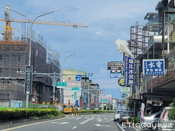 ▲台南市警二分局長樂所員警，發現湖美地區之交通號誌有停電無運作情形，經查係變電桶遭撞壞致號誌不亮，警方馬上派員現場指揮，並通報台電搶修。（圖／記者林悅翻攝，下同）