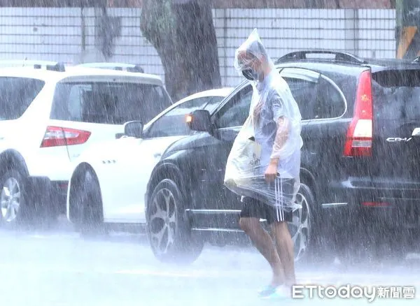 ▲▼天氣 午後大雷雨 暴雨。（圖／記者屠惠剛攝）