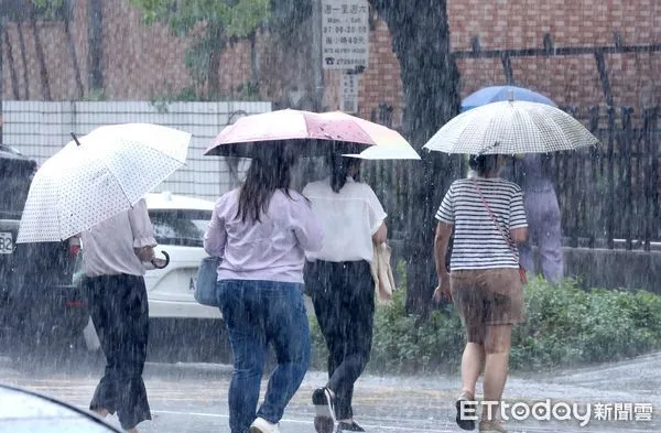 ▲▼天氣 午後大雷雨 暴雨。（圖／記者屠惠剛攝）