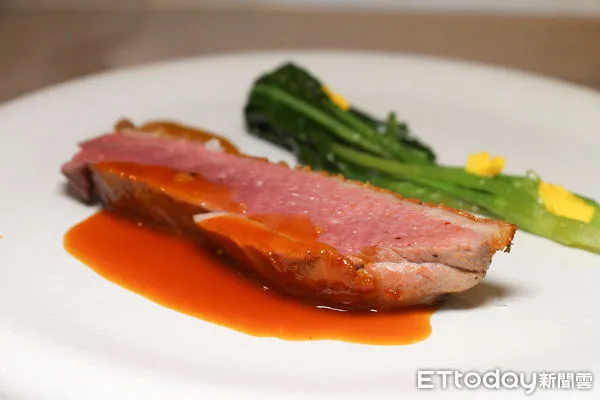 ▲苦茶油、桶柑餅、桔醬及老菜脯入菜　簡天才美食展詮釋「法式客家」。（圖／記者黃士原攝）