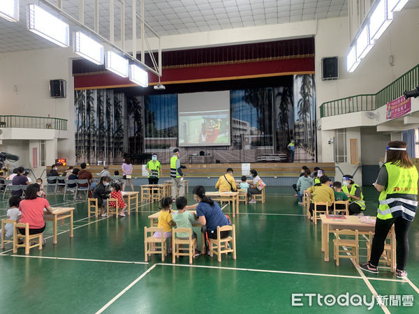 ▲雲林縣衛生局今日於西螺中山國小活動中心安排幼兒莫德納疫苗集體施打站，場域空曠並安排圖卡、小書等教具與4名幼教師於現場陪同家長與幼童於觀察區留觀。（圖／記者蔡佩旻攝）