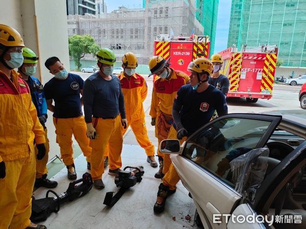 ▲台南市消防局於大橋特搜分隊、新化訓練中心等場所，辦理車禍救援挑戰賽選手訓練，提升車禍救援專業技能。（圖／記者林悅翻攝，下同）