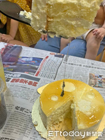 ▲何小姐在西螺連鎖咖啡蛋糕店購買一個生日蛋糕，切開竟然出現一坨髮絲。（圖／何小姐提供）