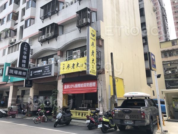 ▲▼廖老大飲料店被檢舉櫃台、設備擺放在騎樓。（圖／記者許權毅攝）