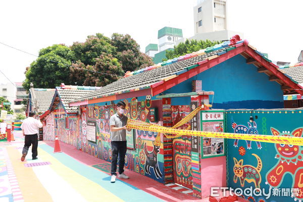 ▲彩虹眷村今起封閉半年，文化局貼公告禁遊客進入。（圖／記者游瓊華翻攝）