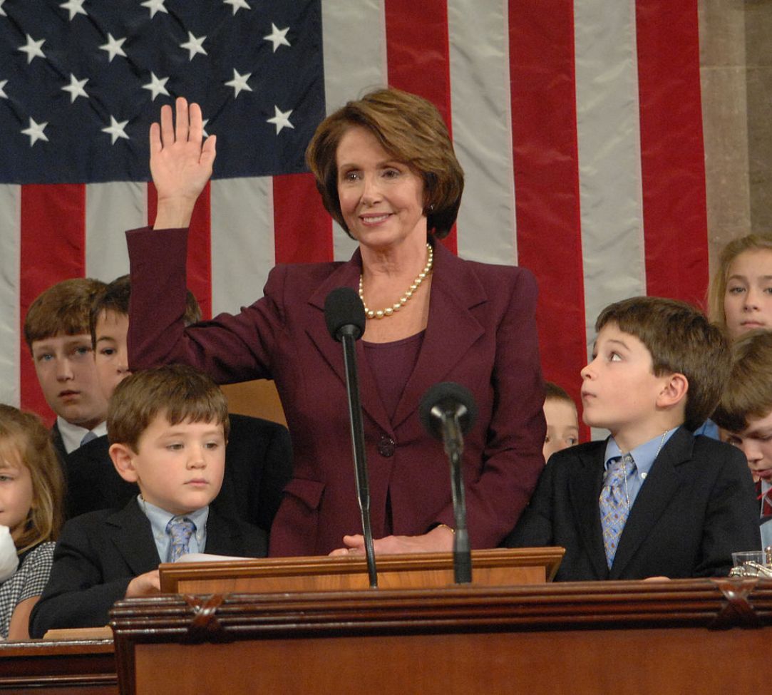 ▲裴洛西2007年宣誓就職美國史上第一位眾議院女性議長。（圖／翻攝推特「@JesseFFerguson」）