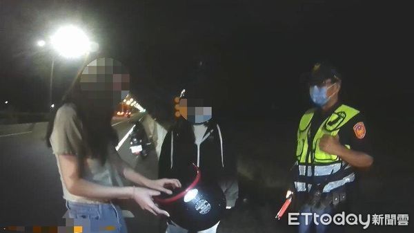 ▲東港警分局新園所所長林昆賢、警員李昭慶以警棍撈起水溝內安全帽             。（圖／記者陳崑福翻攝，下同）