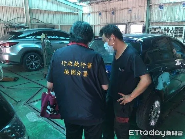 ▲桃園分署執行人員前往酒駕未繳罰款洪男工作處，終獲以薪資分期繳納。（圖／桃園分署提供）